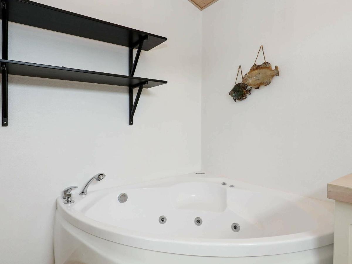 8 Person Holiday Home In Hals Bagian luar foto